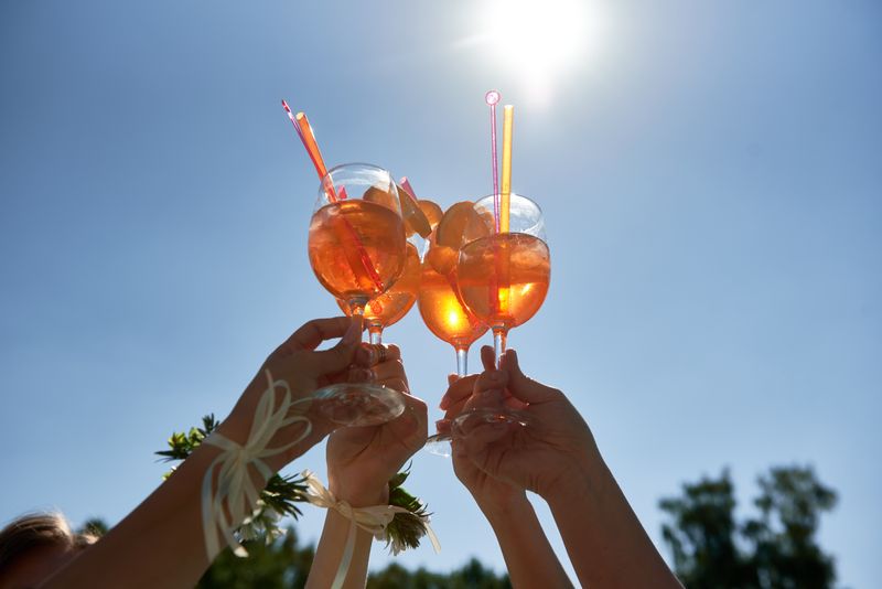 An einem warmen Sommerabend zusammen mit Freunden, im Biergarten oder im Urlaub am Strand: An heißen Tagen darf die Abkühlung ruhig mal alkoholisch sein. Doch manchmal fühlt es sich so an, als würde der Alkohol bei Hitze stärker wirken als sonst. Wird man bei hohen Temperaturen tatsächlich schneller betrunken? Wir klären auf und verraten, wie Alkohol und Hitze auf den Körper wirken.