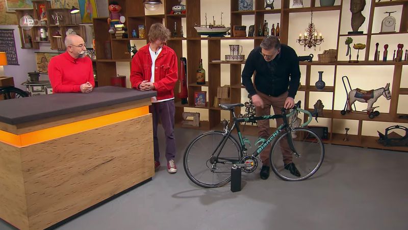 Horst Lichter staunte in der Mittwochsausgabe der ZDF-Trödelshow "Bares für Rares" nicht schlecht, als er das Autogramm auf dem Rennrad entdeckte. Verkäufer Jakob aus Düsseldorf wollte sich für den Erlös einen "lang überfälligen Friseurbesuch" gönnen. Doch im Händlerraum änderte er plötzlich seine Meinung.