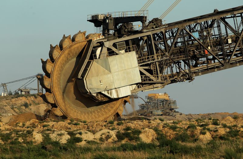 Die gigantischen Braunkohlebagger verwandeln ganze Landstriche in Mondlandschaften.