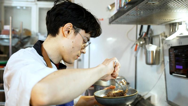 Emil hat schon mit gerade mal 17 Jahren sein Lokal in Berlin-Moabit eröffnet. Koch-Ausbildung? Fehlanzeige!