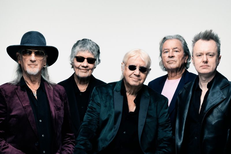 Willkommen im Club: Mit ihrem aktuellen Album "=1" schafften Deep Purple - (von links) Roger Glover, Don Airey, Ian Paice, Ian Gillan und Simon McBride - zum zehnten Mal den Sprung an die Spitze der deutschen Charts. Doch wer ist der Spitzenreiter in Sachen Chartthron? Wir zeigen Ihnen die Künstler und Bands, die es schafften, zehn und mehr Alben in Deutschland ganz vorne zu platzieren ...