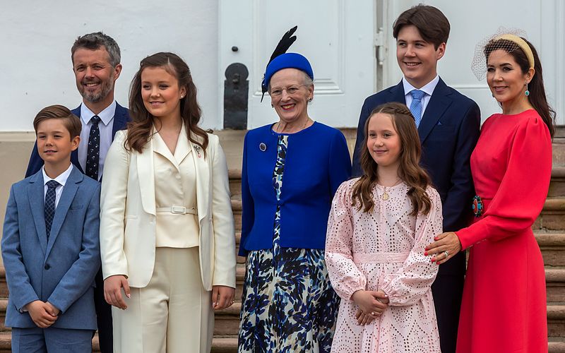 Eine langjährige royale Tradition besagt, dass ein König oder eine Königin bis zum Tod im Amt bleibt. Viele Monarchien halten sich strikt daran, wie etwa das britische Königshaus, manche Regenten haben aber auch zugunsten ihrer Nachfolger abgedankt - so wie etwa im dänischen Königshaus, auf das ZDFroyal am Dienstag, 20.15 Uhr in der Doku "Dänemarks Königskinder: Aufbruch und Vermächtnis" blickt. Die Galerie zeigt Nachfolger der aktuell herrschenden Regenten. 