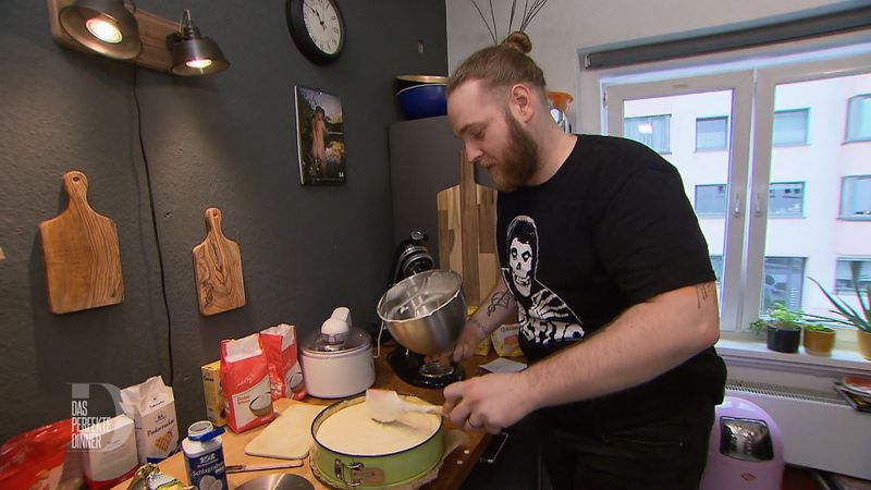 Den Käsekuchen fürs Dessert backt Fabio nach dem Rezept seiner Oma.
