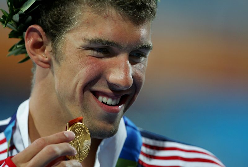 Bei seiner ersten Olympiateilnahme in Sydney 2000 war Michael Phelps gerade mal 15 Jahre alt und ging noch leer aus. Vier Jahre später in Athen (Bild) gewann er seine erste Goldmedaille, insgesamt kam der US-Schwimmer auf 23 Gold-, drei Silber- und zwei Bronzemedaillen. Eine Ausbeute, an die kein Athlet und keine Athletin auch nur annähernd herankommt.