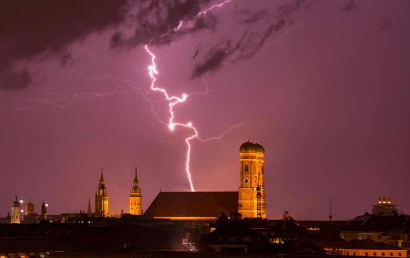 Bei einem Gewitter sollten Sie sich richtig verhalten, um der Gefahr zu entgehen, vom Blitz getroffen zu werden.