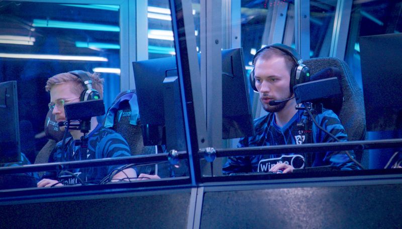 Leon Kirilin (rechts), aka "Nine", vom Team Tundra E-Sports während der Playoffs des "The International 2023" im Spiel gegen Team "Entity". Er sitzt während des Wettkampfs vor 20.000 Zuschauern in der schalldichten Playerbooth (Kabine) auf der Bühne.