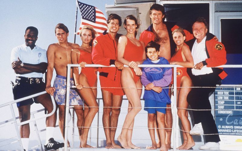 1989 verrichteten die "Rettungsschwimmer von Malibu" erstmals im US-Fernsehen ihren Dienst: Während David Hasselhoff (dritter von rechts) als Mitch Buchannon stets das Gesicht von "Baywatch" war, zogen zahlreiche weitere Darsteller und Darstellerinnen die legendäre rote Badekleidung an und bald wieder aus. Die Galerie zeigt, was die Stars der Serie heute machen ... 