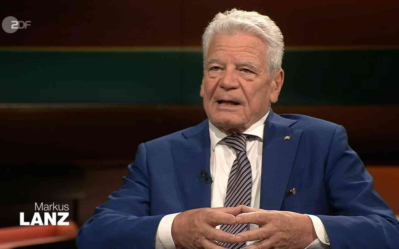 Altbundespräsident Joachim Gauck zog hinsichtlich "medialer Präsenz" bei "Markus Lanz" einen gewagten Vergleich zwischen Nazi-Diktator Adolf Hitler und dem ehemaligen US-Präsidenten und jetzigen Kandidaten Donald Trump.