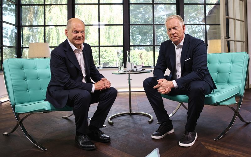 Johannes B. Kerner (rechts) begrüßte in der neuen Ausgabe seiner Talkshow "Bestbesetzung" den deutschen Kanzler. Olaf Scholz sprach nicht nur über politische Themen in Deutschland, sondern auch über den US-Wahlkampf.