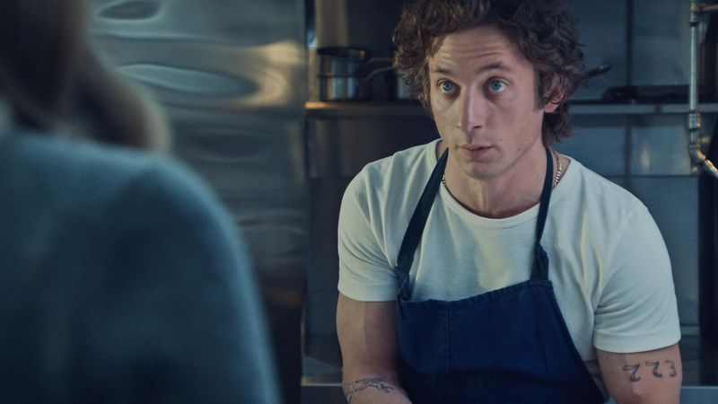 Jeremy Allen White spielt in der Erfolgsserie "The Bear" einen gestressten Spitzenkoch, der nach seinem Engagement im besten Restaurant der Welt ins heimische Familienunternehmen nach Chicago zurückkehrt. Dort galt es, einen kultigen Sandwich-Laden zu retten. In Staffel zwei wurde daraus ein Spitzenlokal - dessen Niveau nun gehalten werden will.