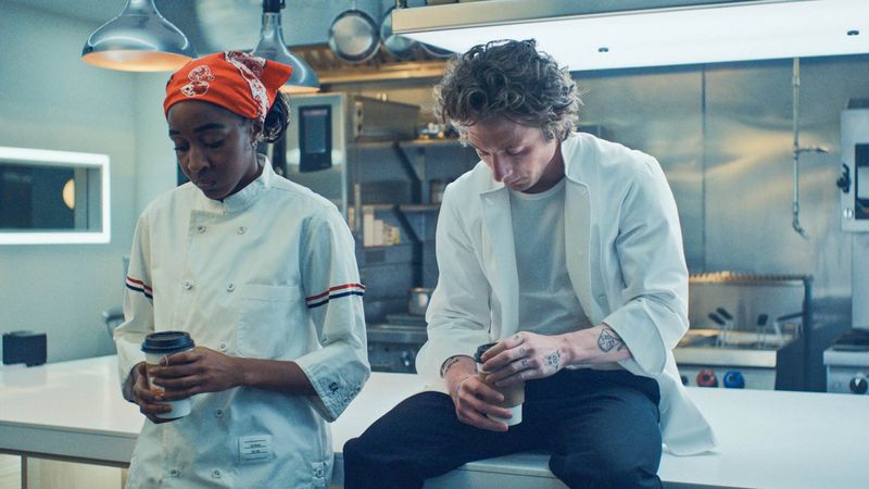 Carmy (Jeremy Allen White) und seine Restaurant-Partnerin Sydney (Ayo Edebiri) kommen auch in Staffel drei der Serie "The Bear: King of the Kitchen" nicht zur Ruhe. Zwar hat ihr ambitioniertes Restaurant in Chicago seinen Betrieb aufgenommen - aber nun heißt es, dessen Niveau zu halten. 