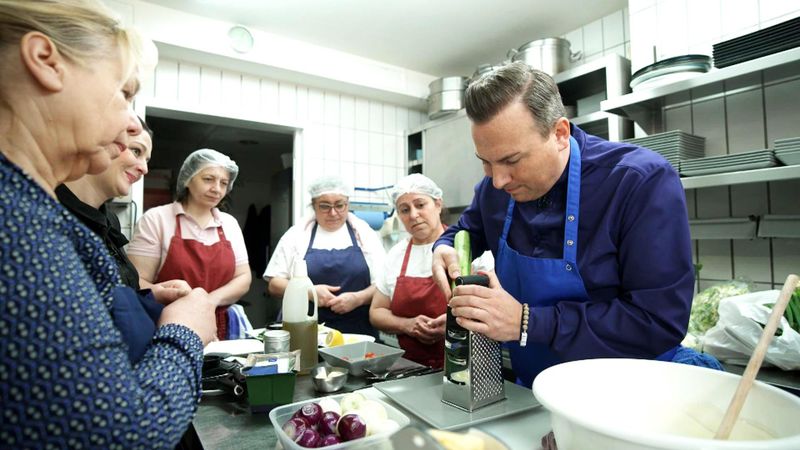 So geht Tsatsiki: Tim Raue versucht sich in der chaotischen Küche des griechischen Familienlokals "To Steki" in Saarbrücken Gehör zu verschaffen.