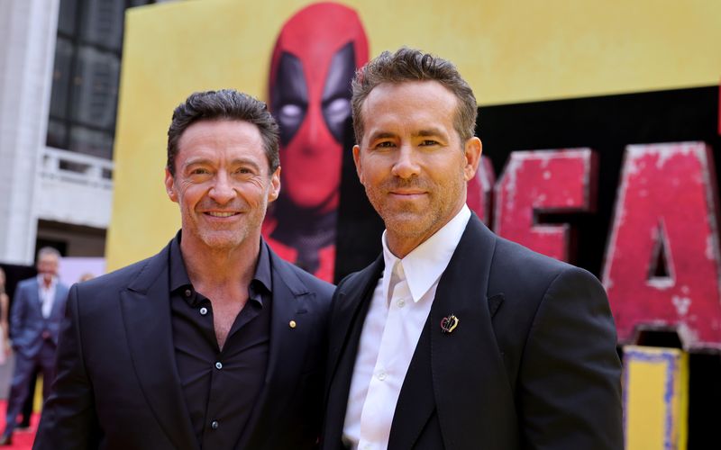 Ryan Reynolds (rechts) arbeitet an einem Drehbuch, das ihn mit "Deadpool & Wolverine"-Co-Star Hugh Jackman (links) sowie Regisseur Shawn Levy wiedervereinigen soll.