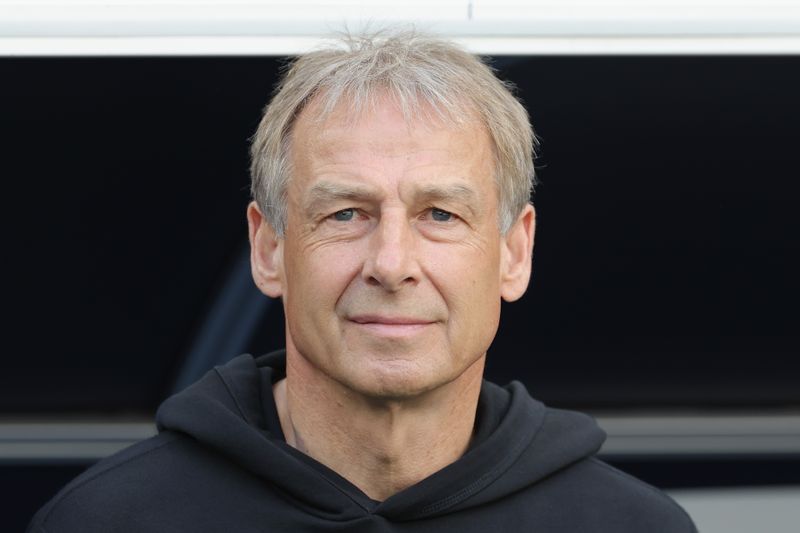 Von allen Weltmeistern 1990 legte er womöglich die schillerndste Karriere hin: Jürgen Klinsmann spielte als Aktiver für Inter Mailand, AS Monaco und Tottenham Hotspur, trainierte die Nationalmannschaften von Deutschland, den USA und zuletzt Südkorea und sorgte zwischenzeitlich auch mit einem Engagement bei Hertha BSC für Schlagzeilen. Am 30. Juli wird Klinsmann nun 60, wir zeigen, was aus ihm und den anderen Fußballweltmeistern 1990 wurde ...