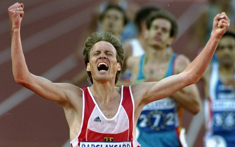 Trotz späterer Kontroversen bleibt sein Triumph unvergessen: Vier Jahre zuvor in Seoul hatte Dieter Baumann bereits Silber gewonnen, 1992 in Barcelona holte er olympisches Gold über 5.000 Meter. Sein beherzter Endspurt (100 Meter in 11,9 Sekunden) im Finale machte ihn zu einer Ikone der deutschen Leichtathletik. 