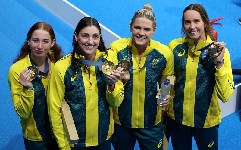 Die australischen Schwimmerinnen Mollie O'Callaghan, Meg Harris, Shayna Jackand und Emma McKeon (von links) siegten im 4x100-Meter-Rennen der Freistilstaffel.