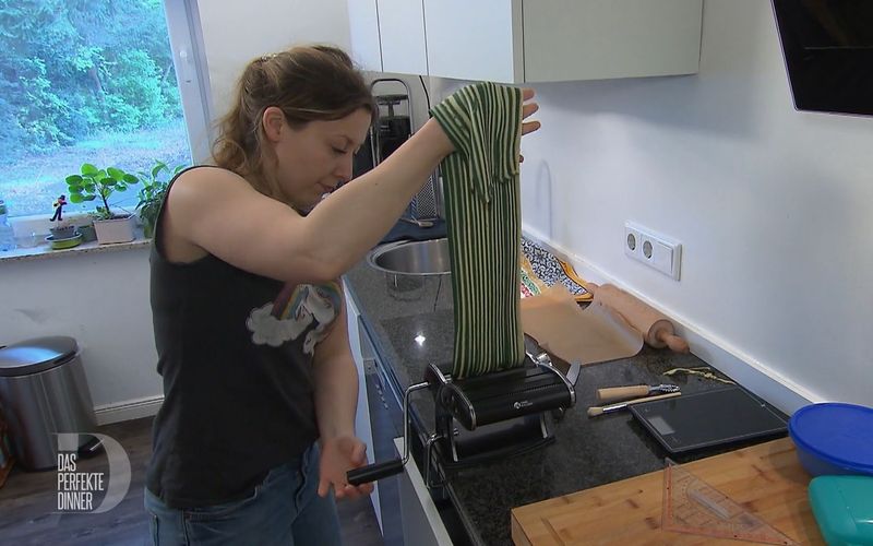 Die Caramelle sind ein ziemlicher Aufwand, schließlich muss Gina zwei verschiedenfarbige Teige zum Streifenmuster vereinen.
