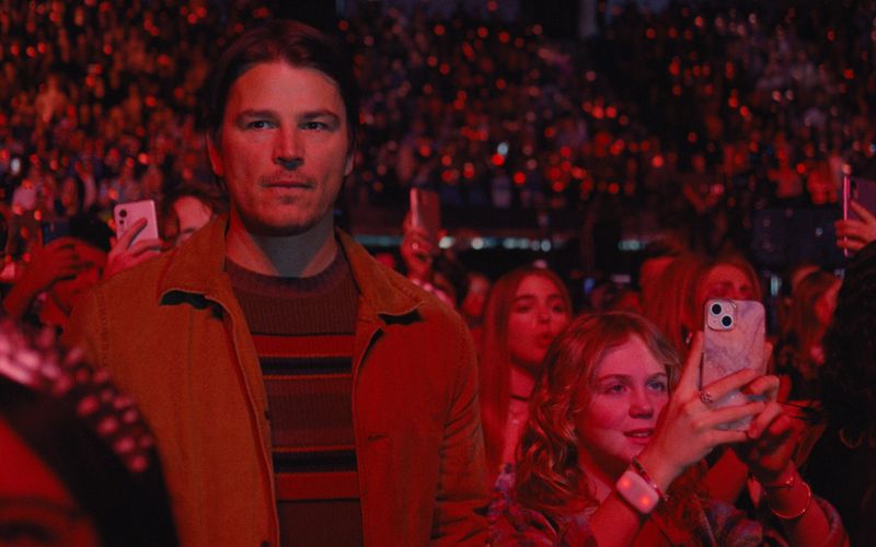 Ganz neu im Kino, hier noch außer Konkurrenz: M. Night Shyamalans Thriller "Trap: No Way Out". Der Film handelt von Cooper (Josh Hartnett), der mit seiner Tochter (Ariel Donoghue) ein Konzert besucht. Und dann gewissermaßen in der Falle sitzt: Wie sich herausstellt, ist Cooper ein gesuchter Serienmörder, und das FBI möchte ihn an diesem Abend endlich dingfest machen.