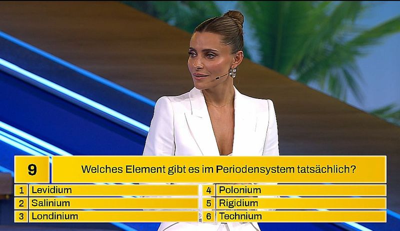 Auch in der zweiten Folge der neuen RTL-Show stellt Moderatorin Sophia Thomalla die Quiz-Fragen. Nur wer richtig rät, bleibt stehen ("Steht Ihr richtig oder macht ihr Splash?") und erklimmt mit dem Team die nächste Gewinnnstufe. Gerade befragt sie Menderes Bağci, der alleine um den Jackpot von 25.000 Euro kämpft. 