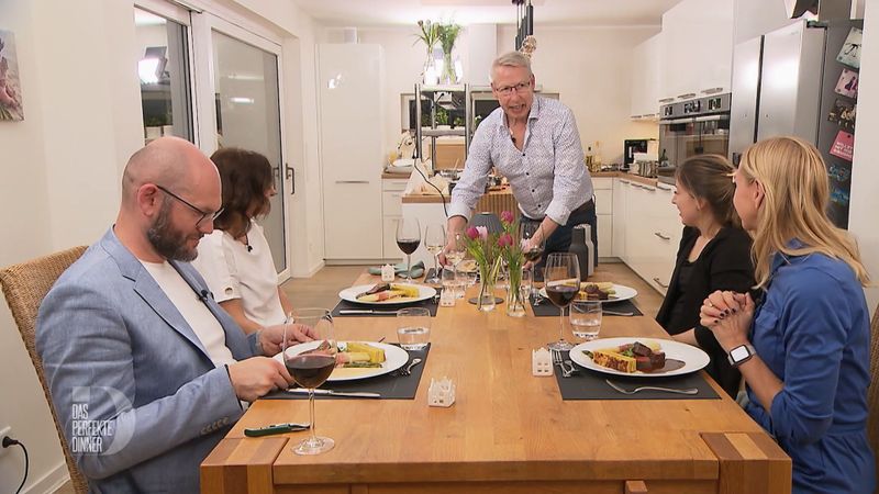 Das Warten hat ein Ende, der Hauptgang steht auf dem Tisch und weckt den Appetit der Gäste, von links: Georg, Vesna, Ralf, Gina und Bettina.
