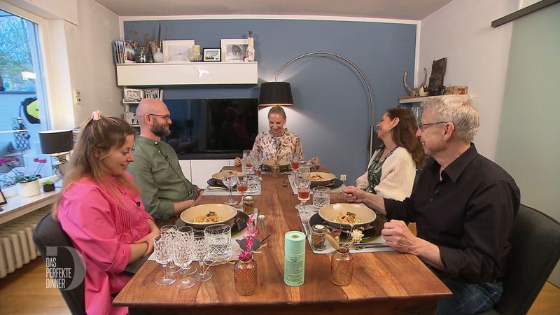 Die erste Herausforderung ist geschafft, Lachs und Risotto stehen nach Plan zubereitet auf dem Tisch, von links: Gina, Georg, Bettina, Vesna und Ralf.
