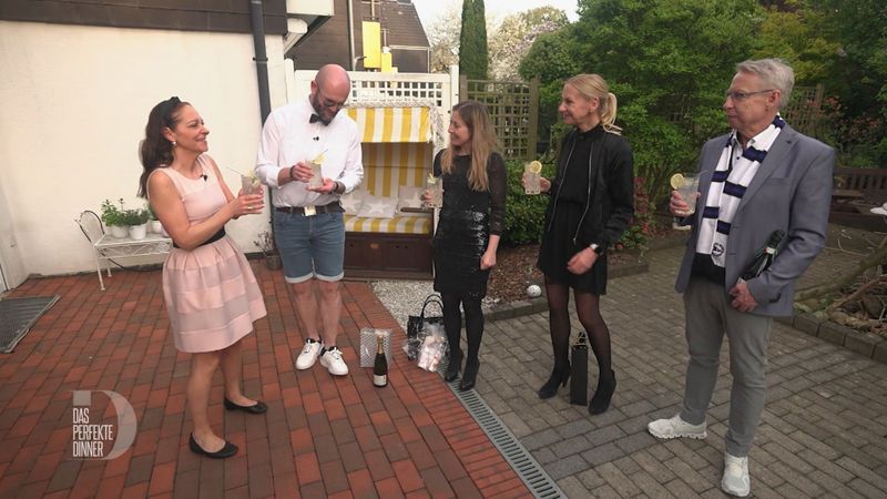 Mit einem Gin Fizz stoßen (von links) Vesna, Georg, Gina, Bettina und Ralf auf den letzten Abend der "Dinner"-Woche an, der jedoch nicht der letzte in dieser geselligen Runde bleiben wird.
