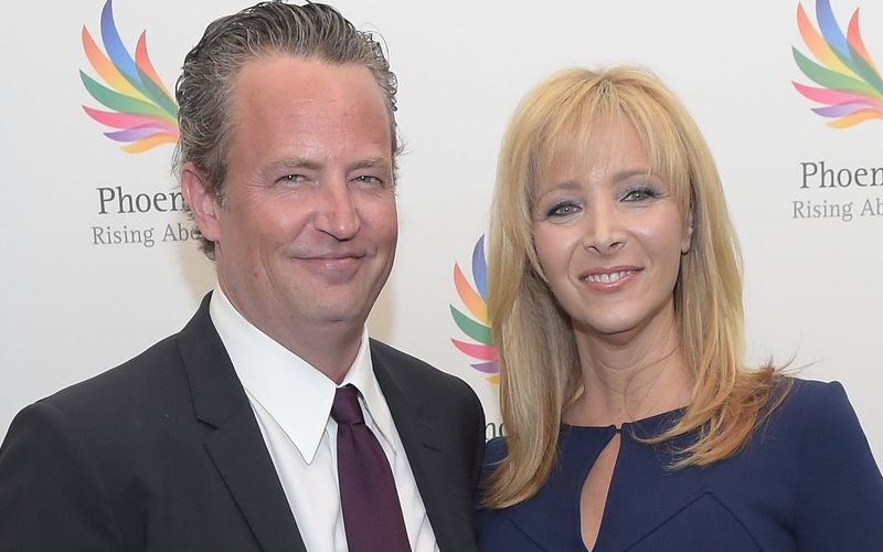 Lisa Kudrow trauert weiterhin um ihren 2023 verstorbenen Ex-Kollegen Matthew Perry.