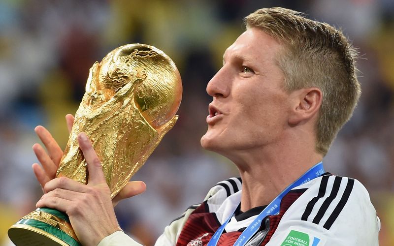 Er gilt als einer der bester Fußballer, den Deutschland jemals hatte: Bastian Schweinsteiger wurde 2014 Weltmeister, am 1. August feiert der heutige ARD-Experte seinen 40. Geburtstag. Ihm zu Ehren präsentieren wir unsere ganz und gar subjektive Rangliste der größten deutschen Fußballer-Legenden. In Kadergröße - von Platz 23 bis Platz 1 - versteht sich.  