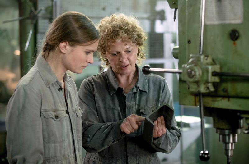 Suzie (Marlene Burow, links) muss im Kabelwerk arbeiten, wo sie in Gisela (Jördis Triebel) eine Vertraute findet. Triebel erhielt für ihre Nebenrolle den Deutschen Filmpreis. 