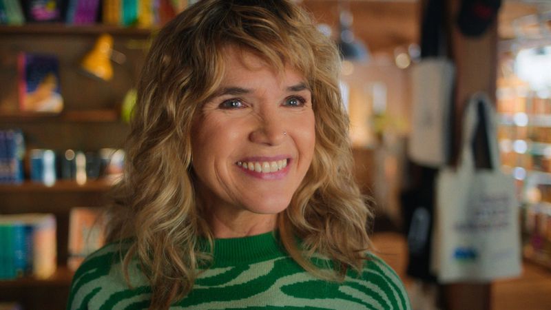 Serie "Perfekt Verpasst" mit Anke Engelke und Bastian Pastewka bei Amazon Prime: Maria (Engelke) betreibt einen Buchladen, wäre aber lieber Schriftstellerin. Schuhverkäufer Ralf (Pastewka) wäre der perfekte Partner für sie - aber sie sind sich in ihrer Kleinstadt noch nie begegnet.