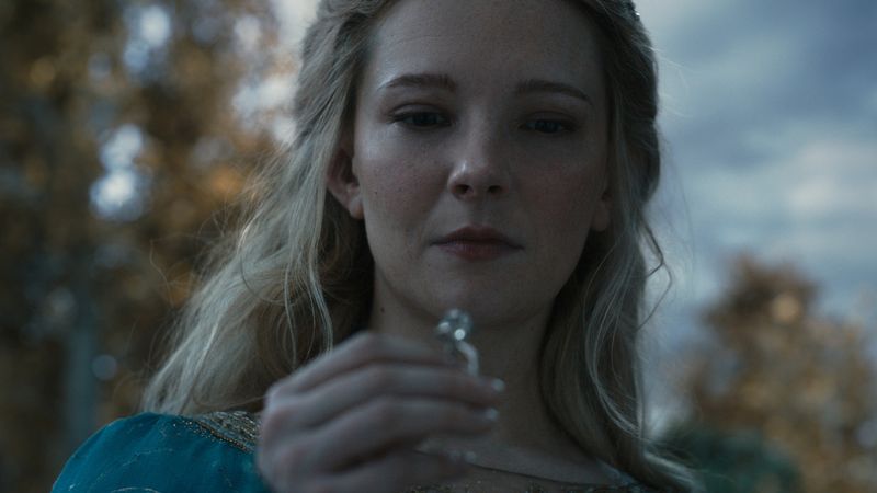 Elbin Galadriel (Morfydd Clark) wird in der zweiten Staffel "Herr der Ringe: Die Ringe der Macht" selbst zur Trägerin eines der Ringe des bösen Sauron. Was der Streaming-August sonst noch bietet, löst die Galerie auf. 