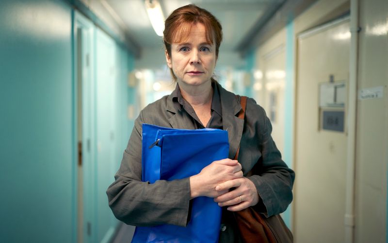 Die Psychiaterin Emma Robertson (Emily Watson) wurde damit beauftragt, herauszufinden, ob die Mutter Connie Mortensen ihre Tochter und deren Freundin töten wollte. 