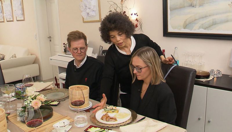 Christoph (links) und Joanna (rechts) staunen über Jennys "geröstete, regionale, freilaufende" Ente.