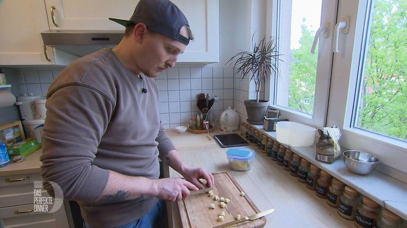 Früher Hotelfachmann, jetzt Controller: Marc (32) liebt nicht nur das Kochen, sondern auch Zahlen.