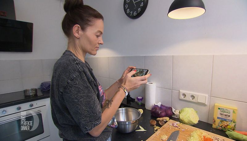 Jessy (39) kocht ein veganes Menü und holt sich im Netz Inspiration.