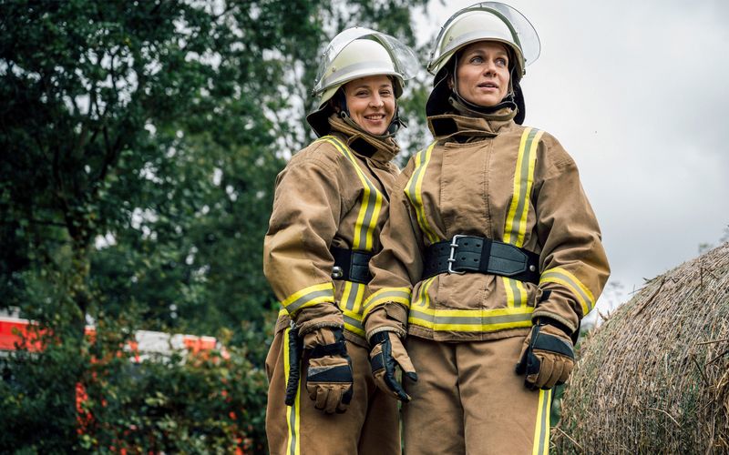 Der harmonische Schein trügt: Die Feuerwehrfrauen Meike Honnich (Katja Danowski, links) und Anja Schmitz (Nadja Becker) haben wenig gemeinsam. 