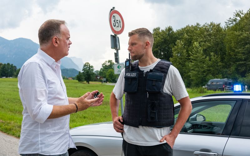 Polizeiobermeister Johannes Oberrader (rechts) berichtet ZDF-Reporter Christian Sievers von seiner Arbeit an der deutsch-österreichischen Grenze.