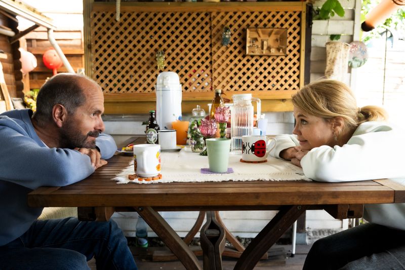 Neuer "Merz gegen Merz"-Film "Geheimnisse": Anne (Annette Frier) und Erik (Christoph Maria Herbst) wollen nicht mehr zusammen leben, können irgendwie aber auch nicht voneinander lassen. Fast genauso geht es dem Team hinter Ralf Husmanns Erfolgskomödie: Auch die Kreativen wollen nicht aufhören - und einen weiteren Film pro Jahr drehen.