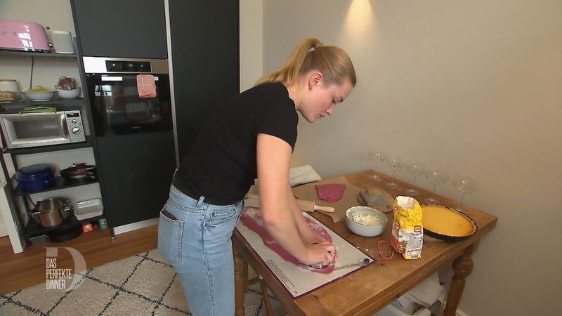 Routiniert sticht Paulina ihre Rote-Bete-Ravioli aus, die gleich mit Ziegenfrischkäse gefüllt werden.
