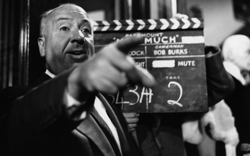 Alfred Hitchcock ist nicht zu Unrecht eine der größten Regie-Legenden aller Zeiten. Vor allem seine oft mit schwarzem Humor garnierten Thriller sind in die Filmgeschichte eingegangen. In "Der Mann, der zuviel wusste" (Sonntag, 8. Dezember, um 20:15 Uhr auf ARTE) zeigte sich die eigentlich auf romantische Komödien gebuchte Doris Day neben Hitchcock-Veteran James Stewart von einer ernsteren Seite. Wo der Film in unserem Ranking der zehn besten Hitchcock-Filme gelandet ist, verrät die Galerie.