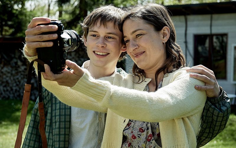 Jann (Philip Günsch) liebt seine Mutter Lina (Marie Leuenberger) - und sie ihn. Doch die Beziehung der beiden ist schwierig, weil Jann auf seine Mutter aufpassen muss, wie es sonst nur Eltern bei ihren - noch kleinen - Kindern tun müssen.