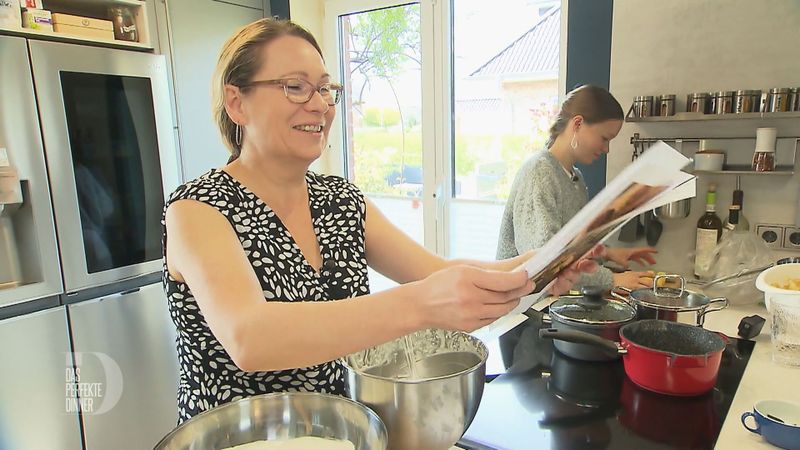 Während Tochter Helena (rechts) Gemüse schneidet, zeigt Katja die Fotos vom Probekochen mit den Gerichten, wie sie hoffentlich auch heute Abend auf den Teller kommen.
