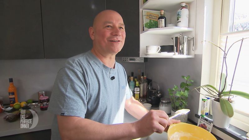 Dafür, dass Nils seine Nachspeise heute zum ersten Mal zubereitet, schmeckt das Eis schon mal "hervorragend".
