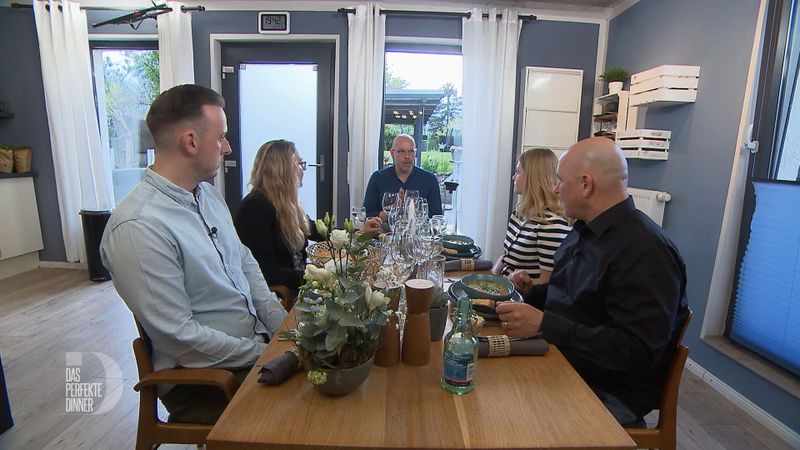 Mit einer Gemüsesuppe und selbstgebackenem Tomatenbrot beginnt das letzte Menü der Woche, von links: Kevin, Katja, Christian, Paulina und Nils.
