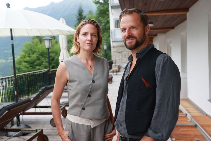 Die Bad Gasteiner Hotelbetreiberin Lara Schnee (Patricia Aulitzky) und Lukas Geier (Philipp Hochmair) verbindet eine tiefe Freundschaft. In der neuen Krimireihe "Der Geier" spielt Hochmair einen ehemaligen Polizisten mit besonderen Aufgaben, der sich als Musiker in die Berge zurückgezogen hat. Bis sein Leben auf den Kopf gestellt wird.