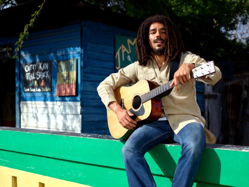 Bob Marley wird mit einem großen Biopic gewürdigt. Die Titelrolle in "Bob Marley: One Love" spielt Kingsley Ben-Adir.