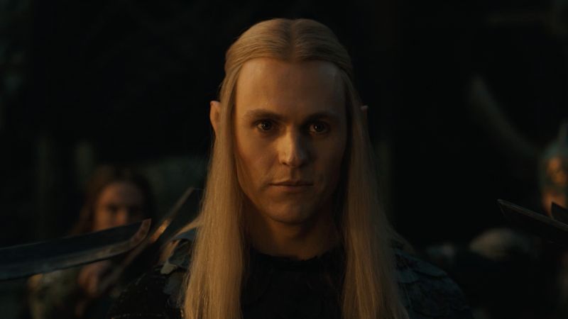 Ja, er ist es. Sauron (Charlie Vickers) darf sich in Staffel zwei bei seinem echten Namen nennen lassen. Doch was heißt hier schon "echt". Sauron kommt - so war das schon bei J.R.R. Tolkien - in vielerlei Gestalten daher. So wie auch das Böse in unserer Welt.