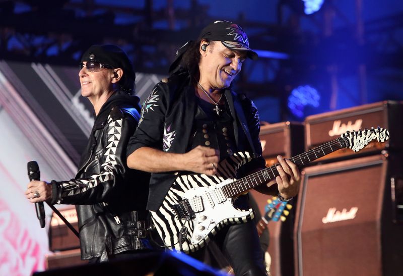 Weil sich Matthias Jabs (rechts, mit Klaus Meine) bei einem Sturz an Hand und Ferse verletzte, müssen die geplanten Deutschland-Konzerte der Scorpions nun ausfallen.