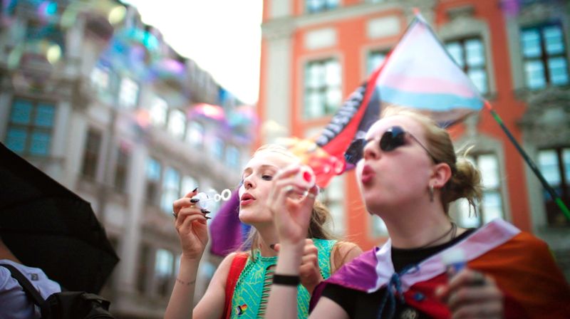 Etwa 1.000 Menschen feierten vor wenigen Wochen den Christopher Street Day in Bautzen und demonstrierten Toleranz und Vielfalt. Schlagzeilen machten aber vor allem die 700 Gegendemonstranten, die teils mit Hakenkreuzfahnen und anderen rechtsradikalen Symbolen auftraten. 