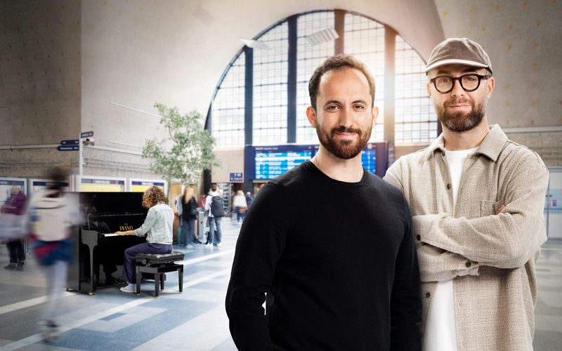 Star-Pianist Igor Levit (links) und Popsänger Mark Forster bieten unentdeckten Musiktalenten in der VOX-Show "The Piano" eine Bühne. 